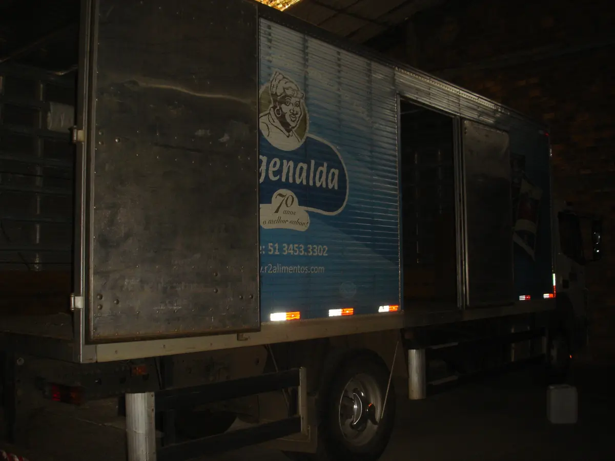 LOTE 047 - Caminhão Mercedes Atego 1719 ano 2012, pl ITY6474 cor branca com baú de metálico