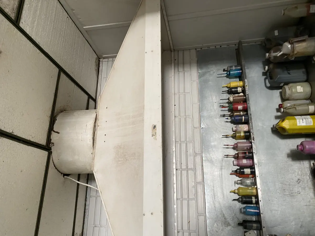 LOTE 443 - Balcão de lavagem, com coifa 