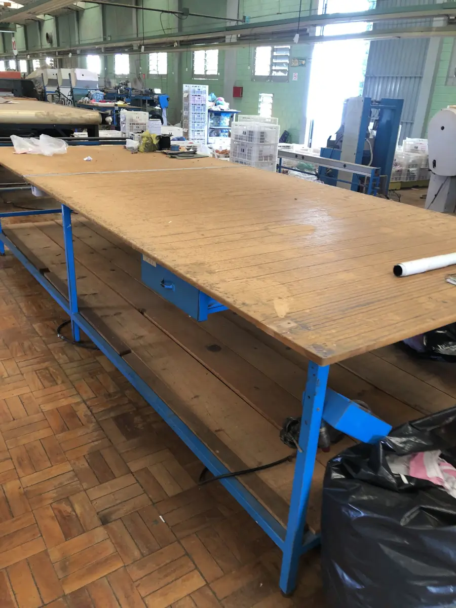 LOTE 250 - Bancada de trabalho e mesa para máquina
