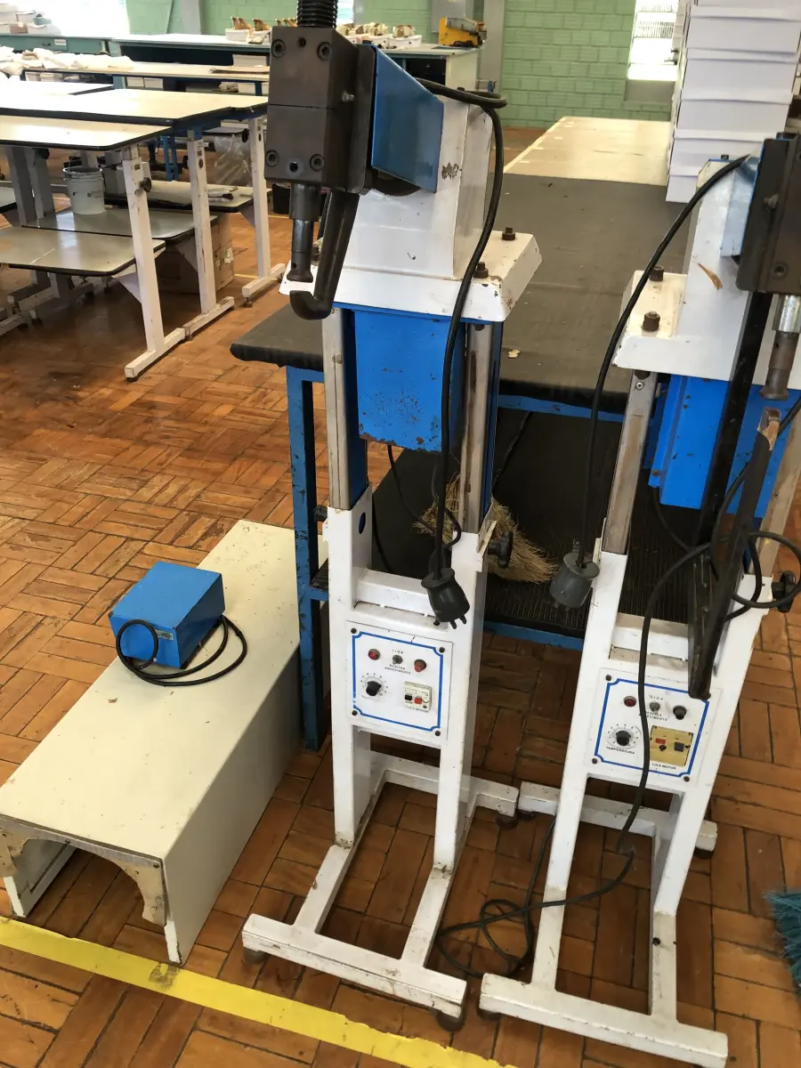 LOTE 268 - 2 Máquina rebater costura 