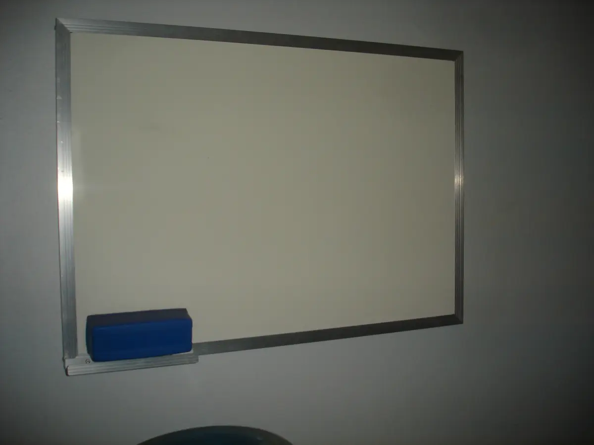 LOTE 024 - Quadro branco