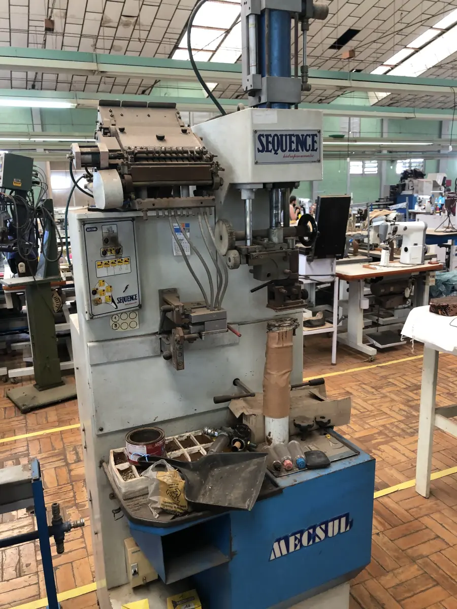 LOTE 380 - Máquina de pregar salto 