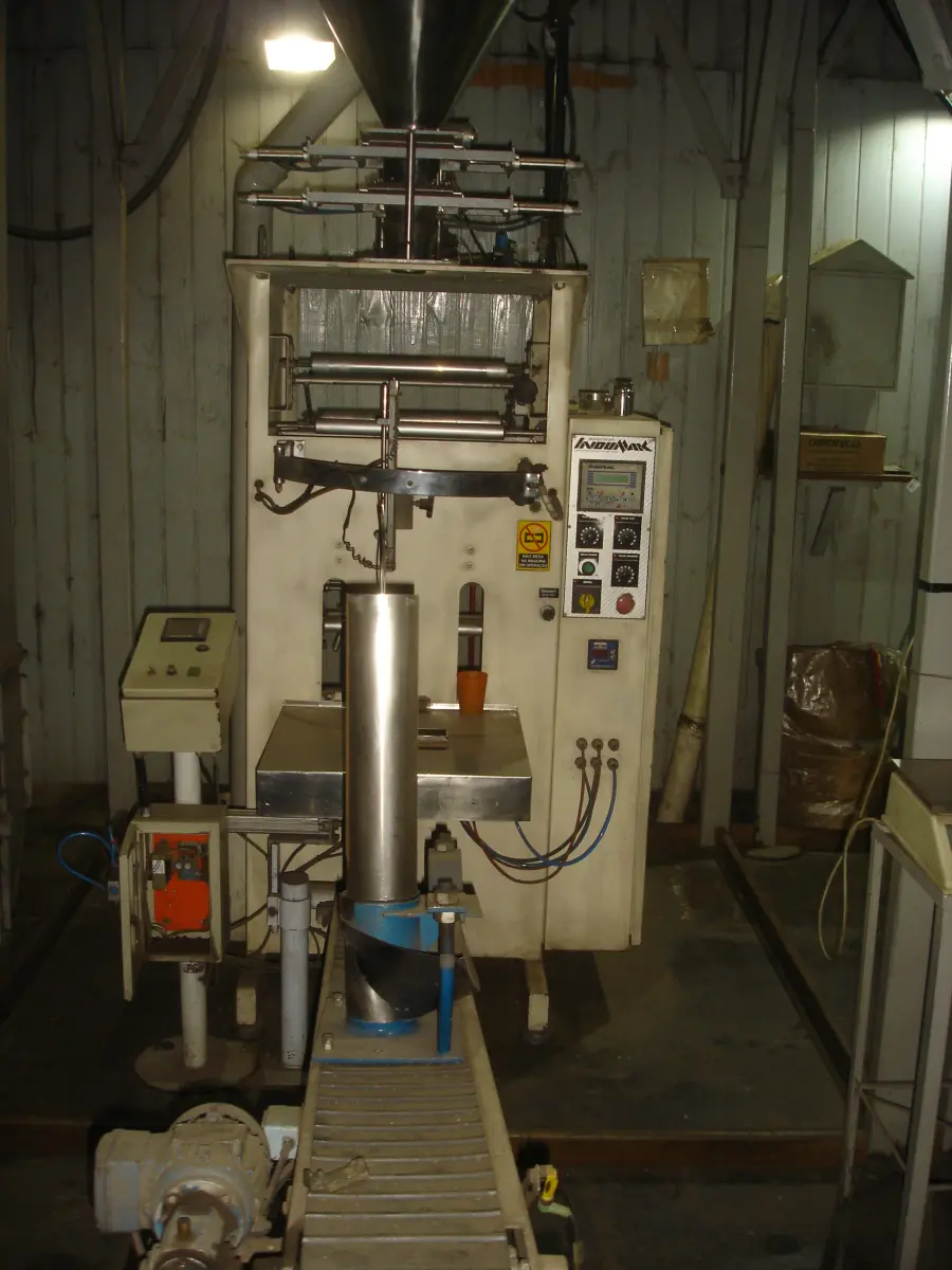 LOTE 030 - uma empacotadeira automática Indumak com silo pequeno num 1