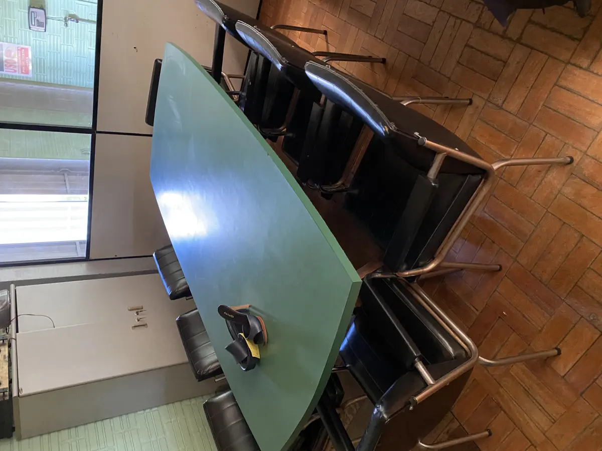 LOTE 421 - Mesa de reunião verde com oito cadeiras pretas 