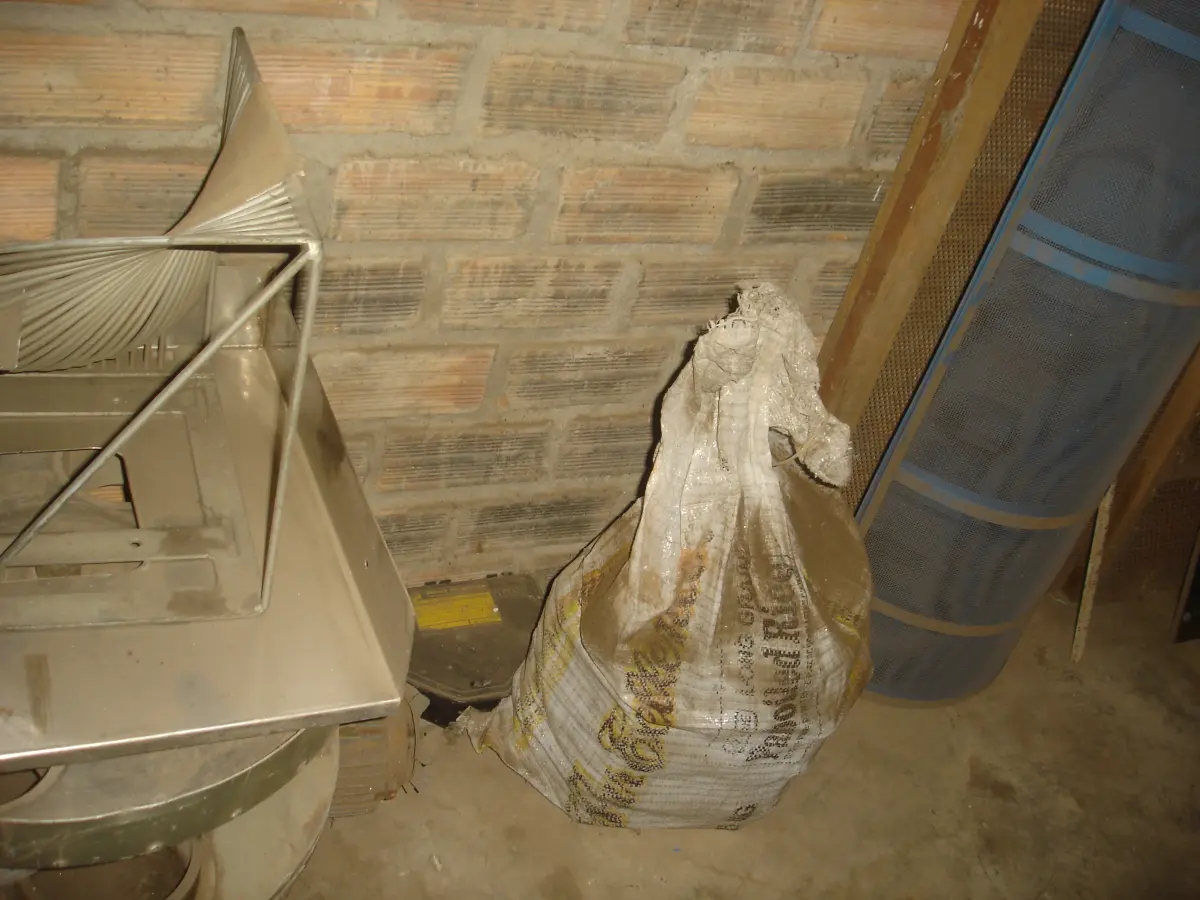 LOTE 059 - lote com peças de maquinas, carrinho de mão, tubos, motores, correias, ventilador de pedestal, sucatas diversas, prateleira com peças, polias, etc.