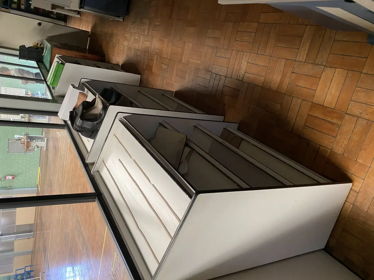 LOTE 425 - 4 estantes