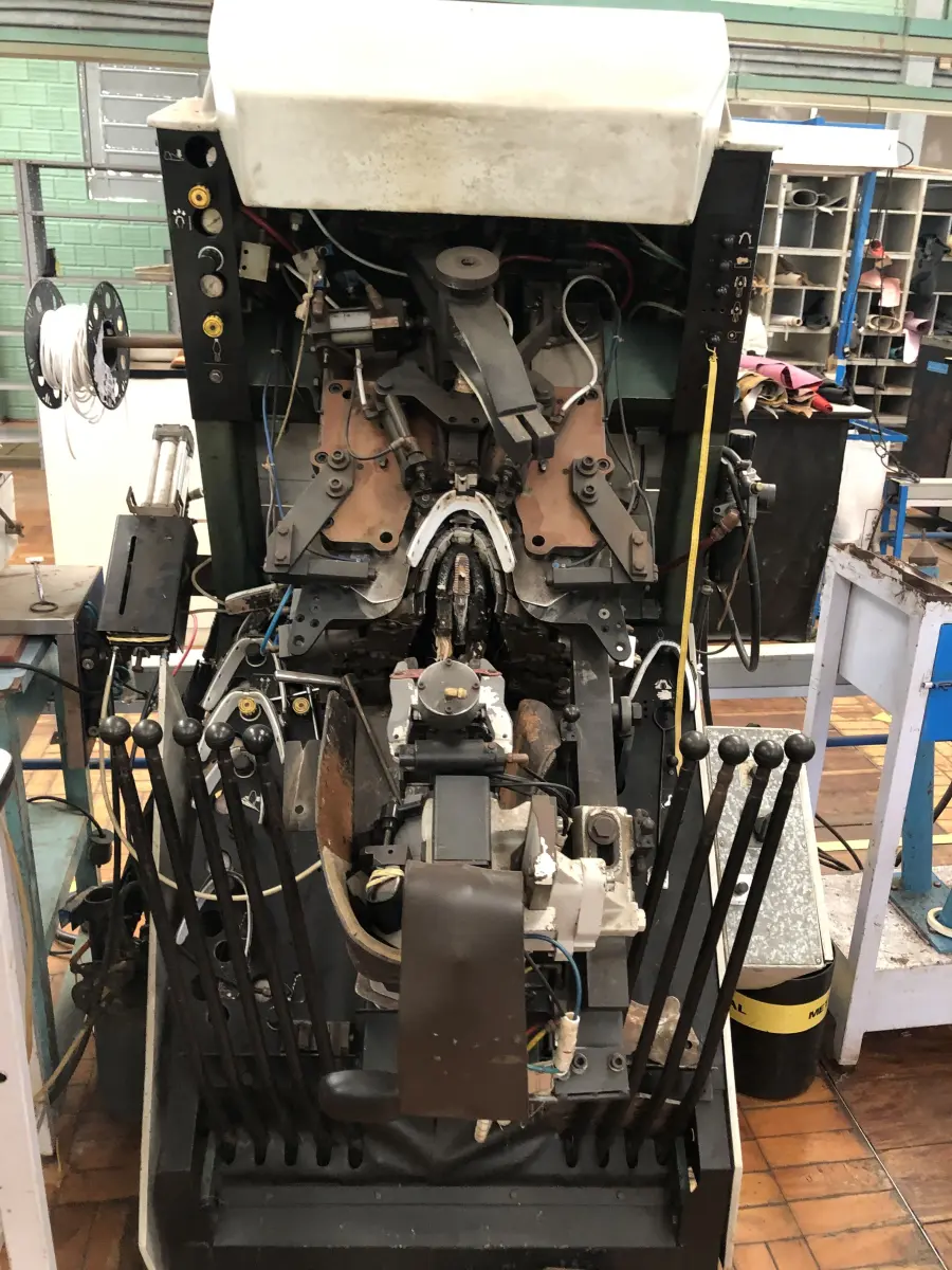 LOTE 292 - Máquina de montar bico