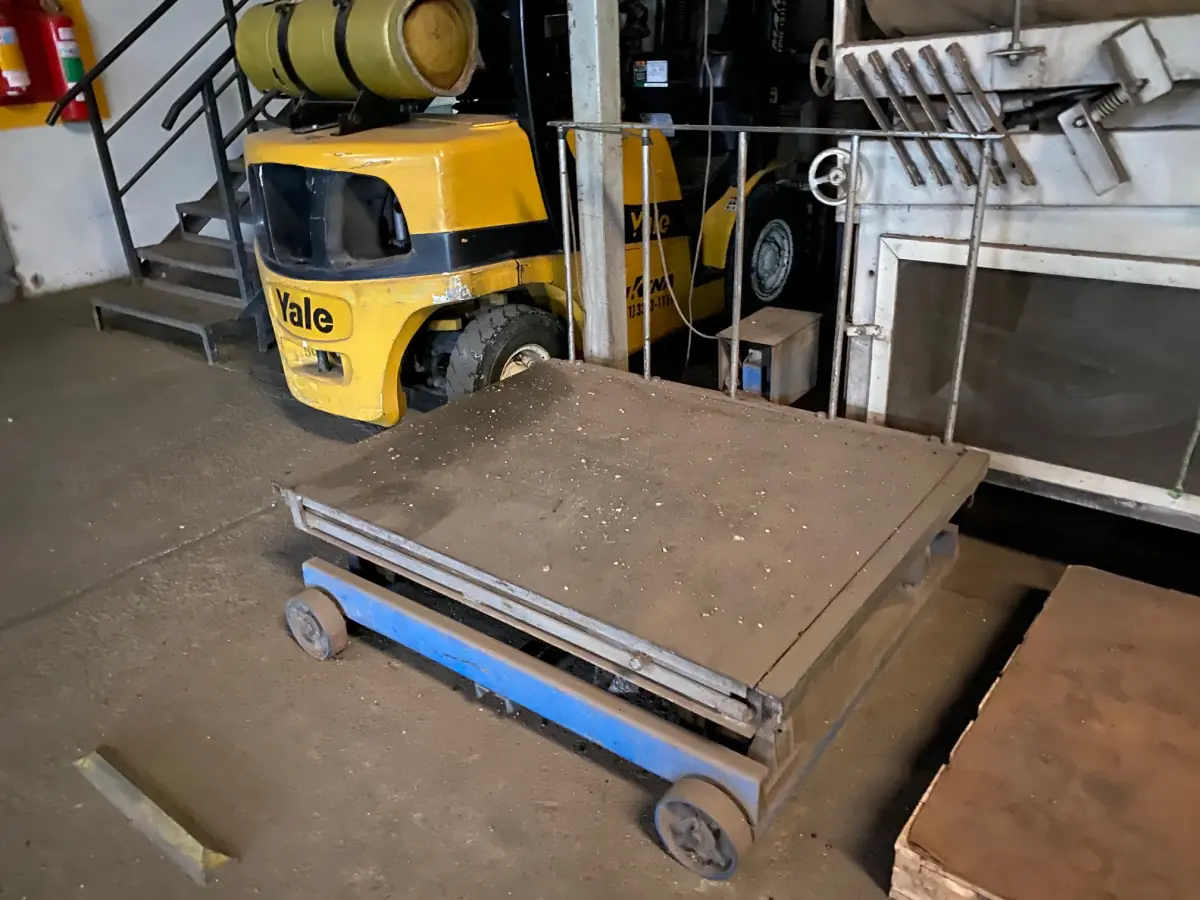 LOTE 042 - balança plataforma com rodinhas cor azul e visor eletrônico