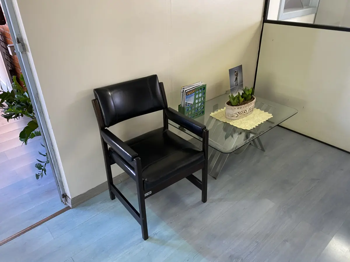 LOTE 492 - Mesa em L, cadeira, computador, armario, arquivo, 3 cadeiras pretas, 2 mesas e bebedor de bombona  