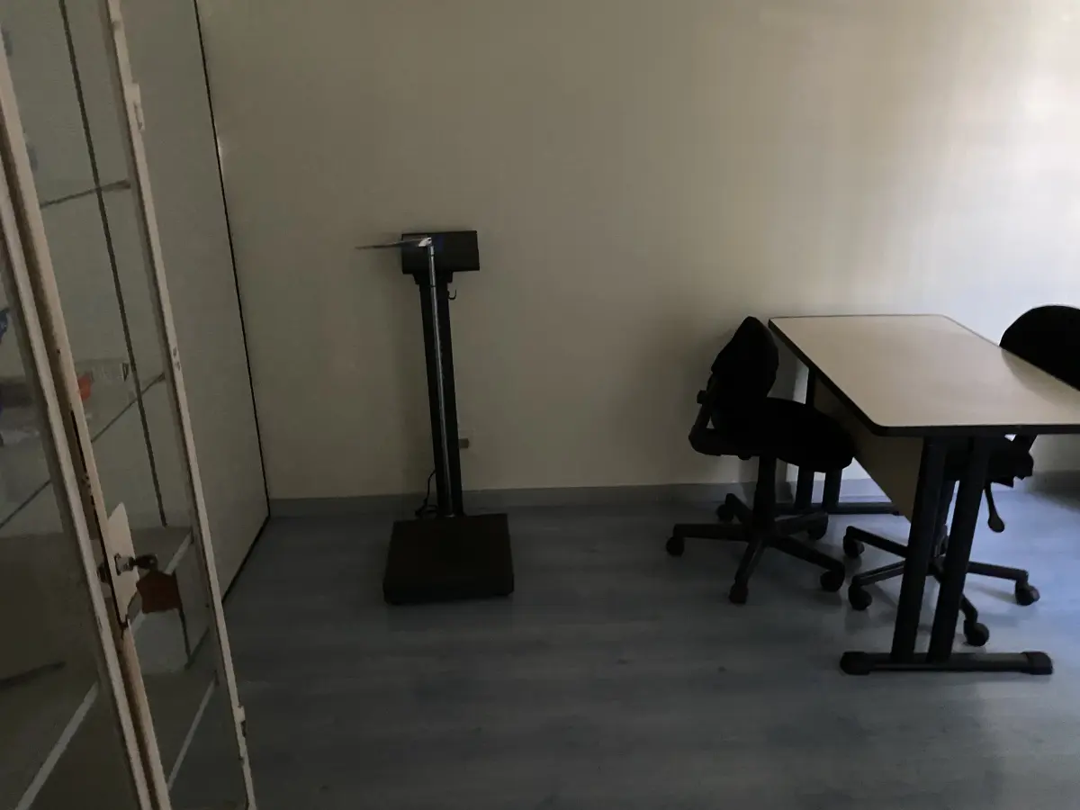 LOTE 515 - Armario de madeira, 2 macas, ar condicionado, quadro, balança, mesa e 2 cadeiras , armario portas de vidro 