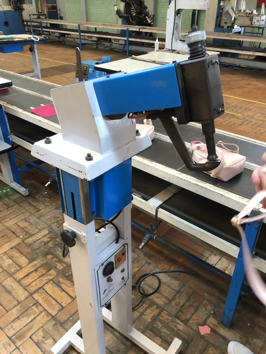 LOTE 236 - 2 máquinas de rebater costura 