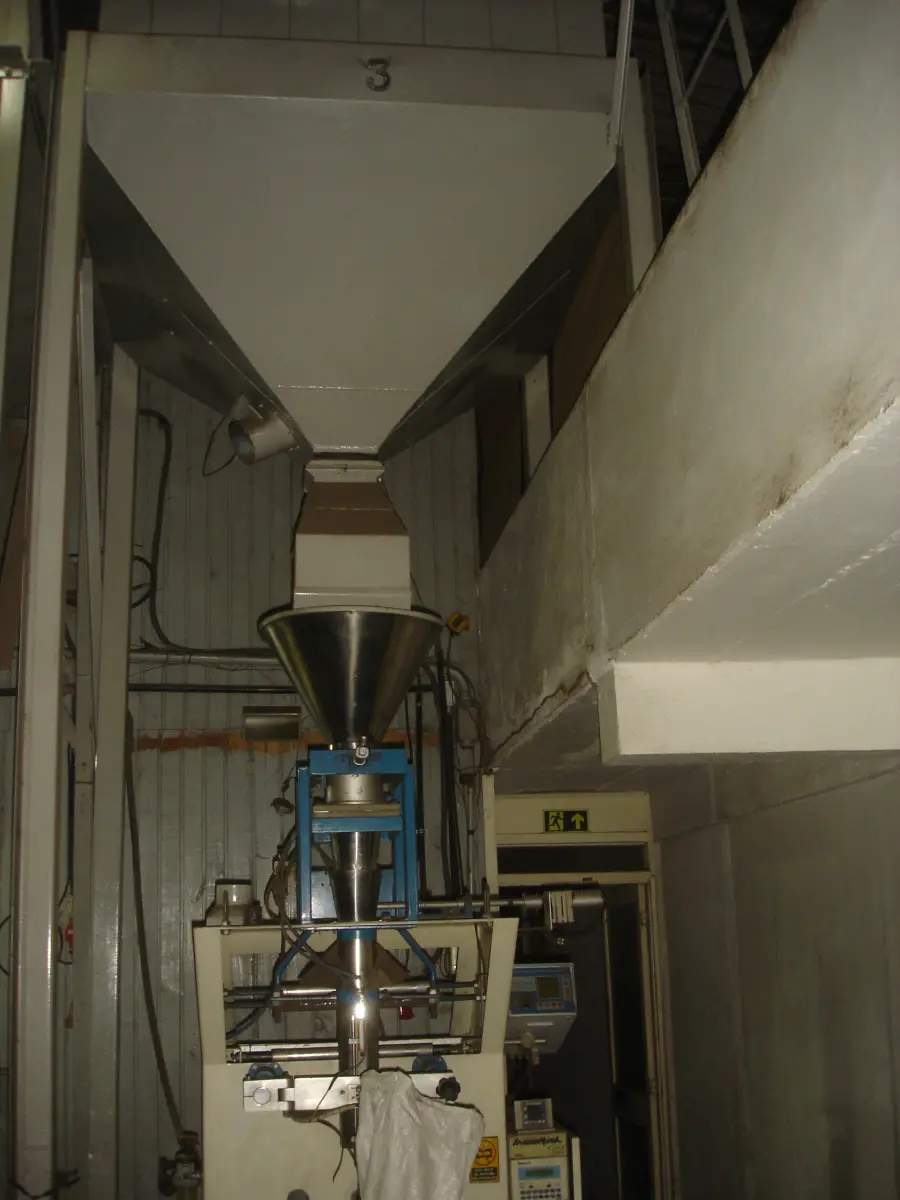 LOTE 028 - uma empacotadeira automática Indumak Expert com silo médio num 3