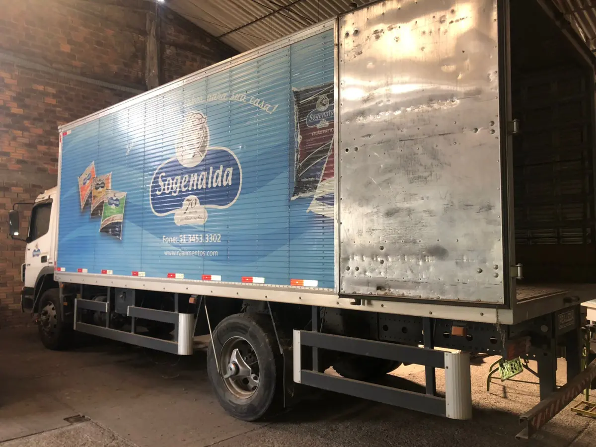 LOTE 047 - Caminhão Mercedes Atego 1719 ano 2012, pl ITY6474 cor branca com baú de metálico