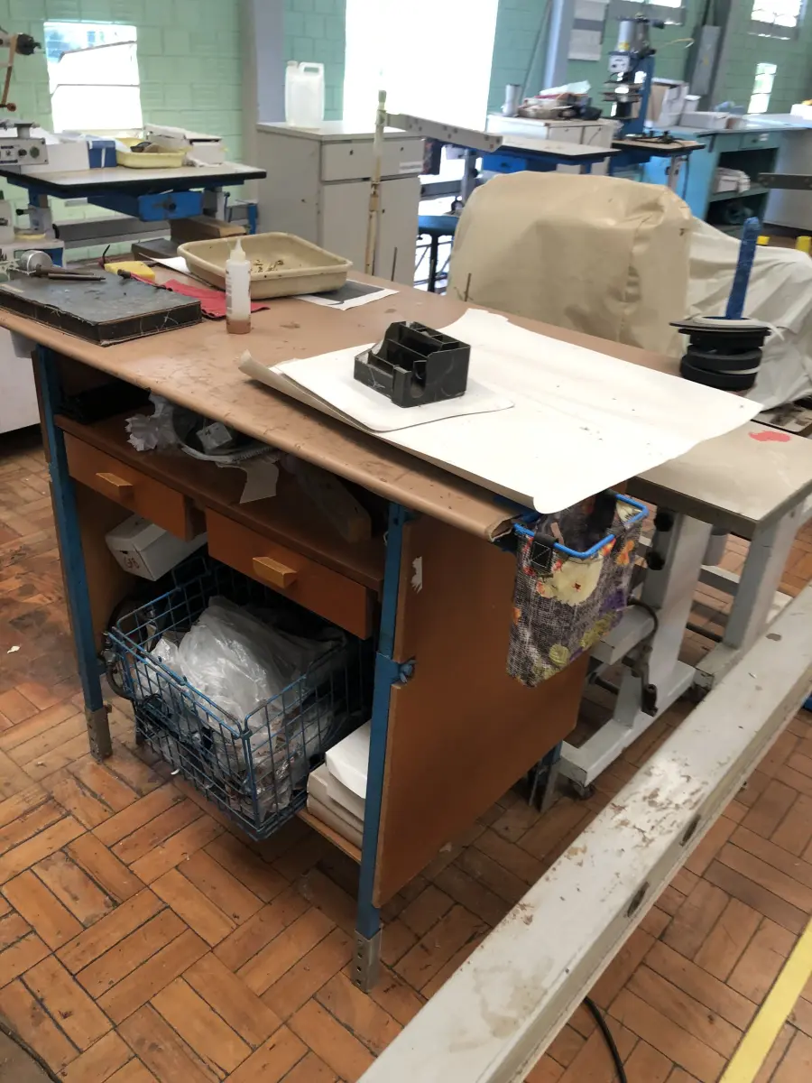 LOTE 331 - 2 Mesa para máquina 