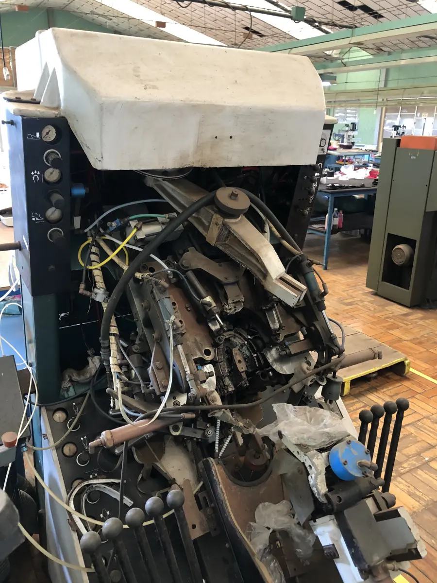 LOTE 350 - Máquina de montar bico