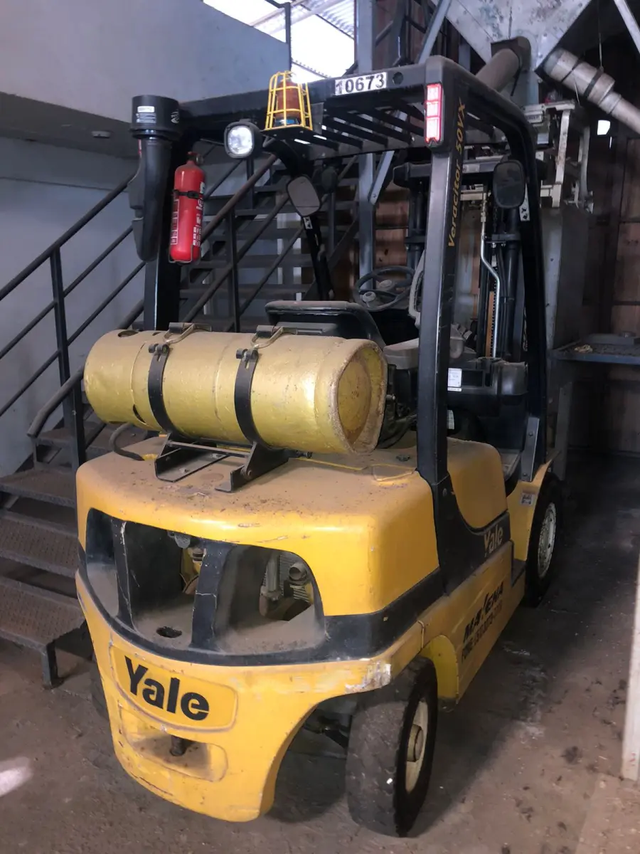 LOTE 041 - empilhadeira a gás marca Yale com o botijão