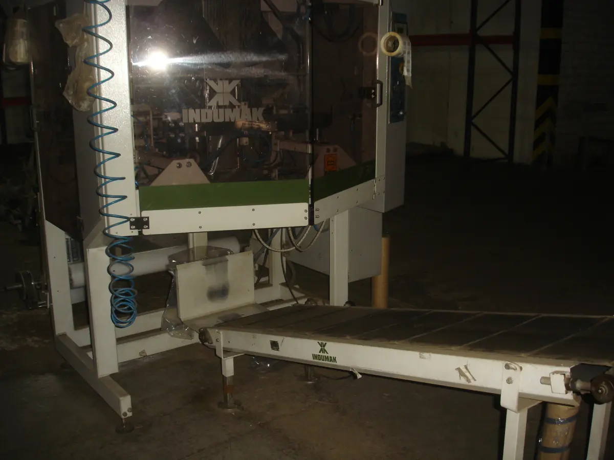 LOTE 032 - uma maquina de enfardar Indumak MK30