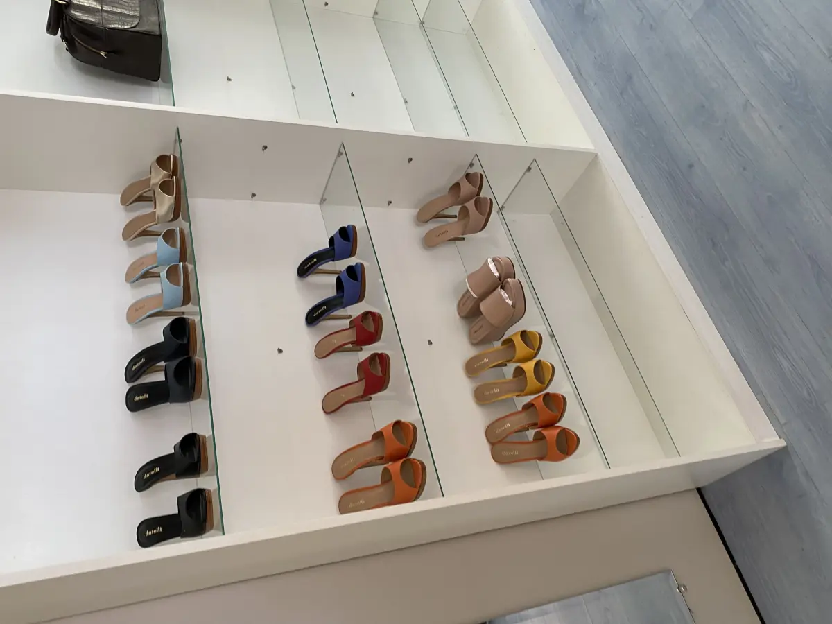 LOTE 519 - Lote de prateleiras para loja, mesa e enfeite 