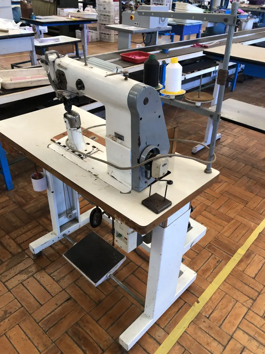 LOTE 221 - Máquina de costura Pfaff