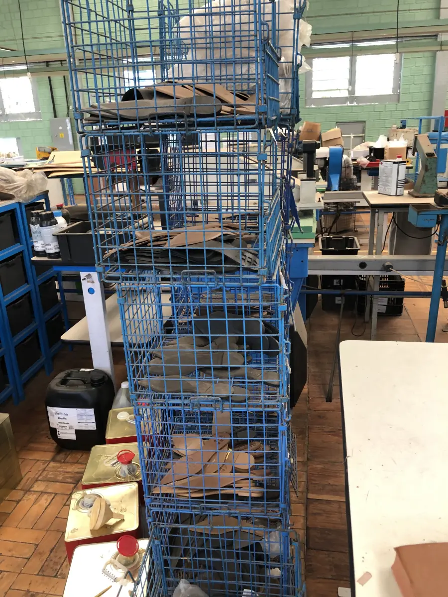 LOTE 265 - 4 mesas para máquinas, prateleira de metal, bancada inspeção, caixas metálicas  