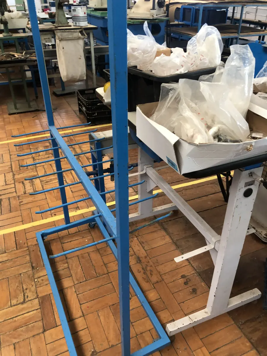 LOTE 406 - Cabide, mesa, torninho