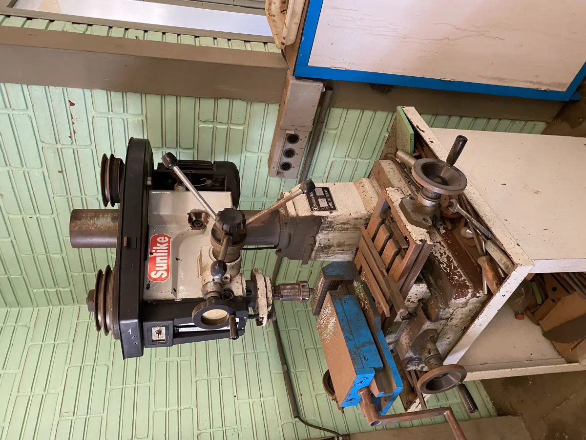 LOTE 468 - Furadeira de bancada e armario de com ferramentas