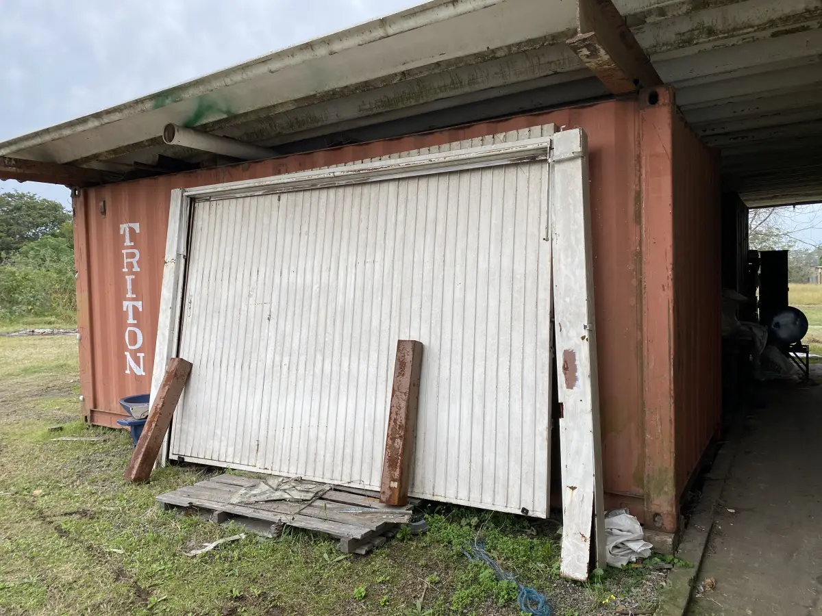 LOTE 073 - container metálico em mau estado com sucatas 20 pés