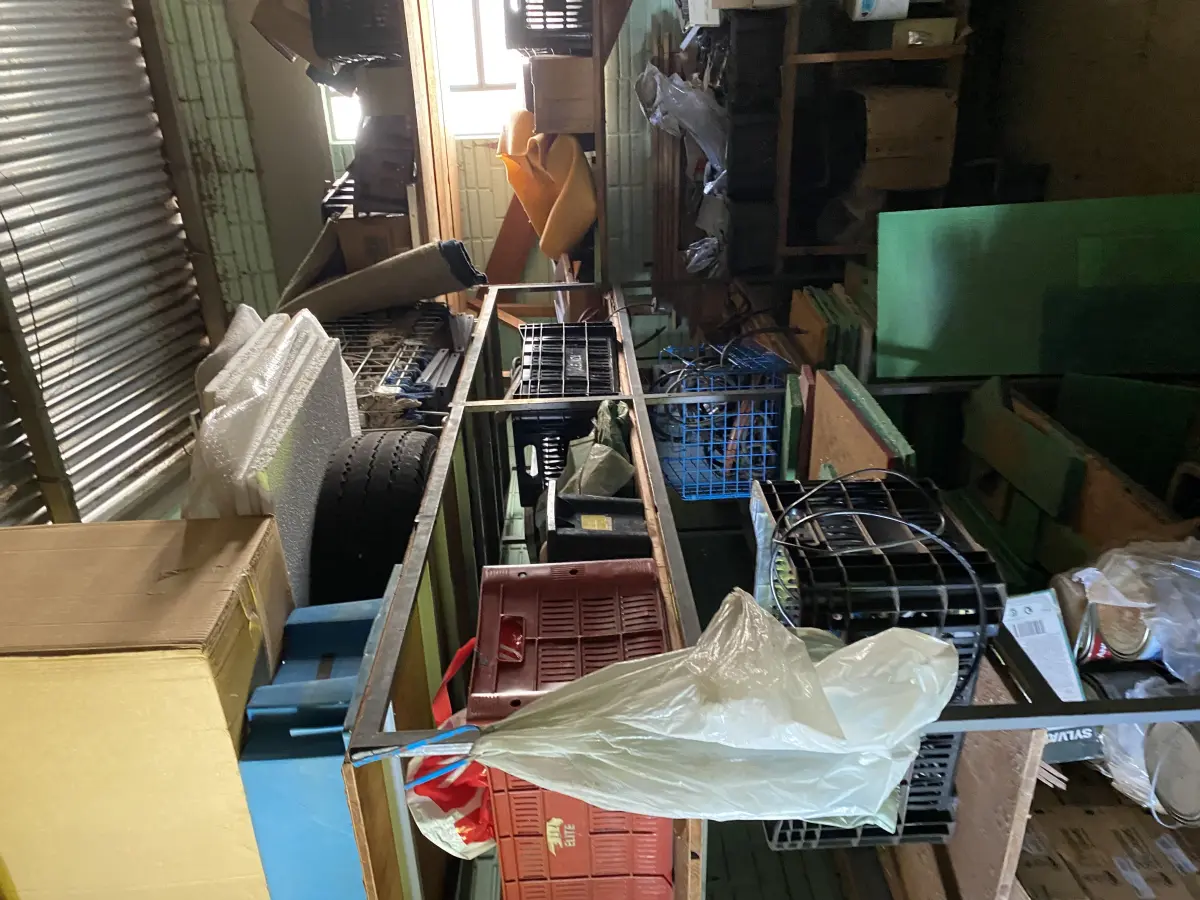 LOTE 446 - Lote com prateliras, baldes, peças de reposição, latas, caixas plasicas e etc 