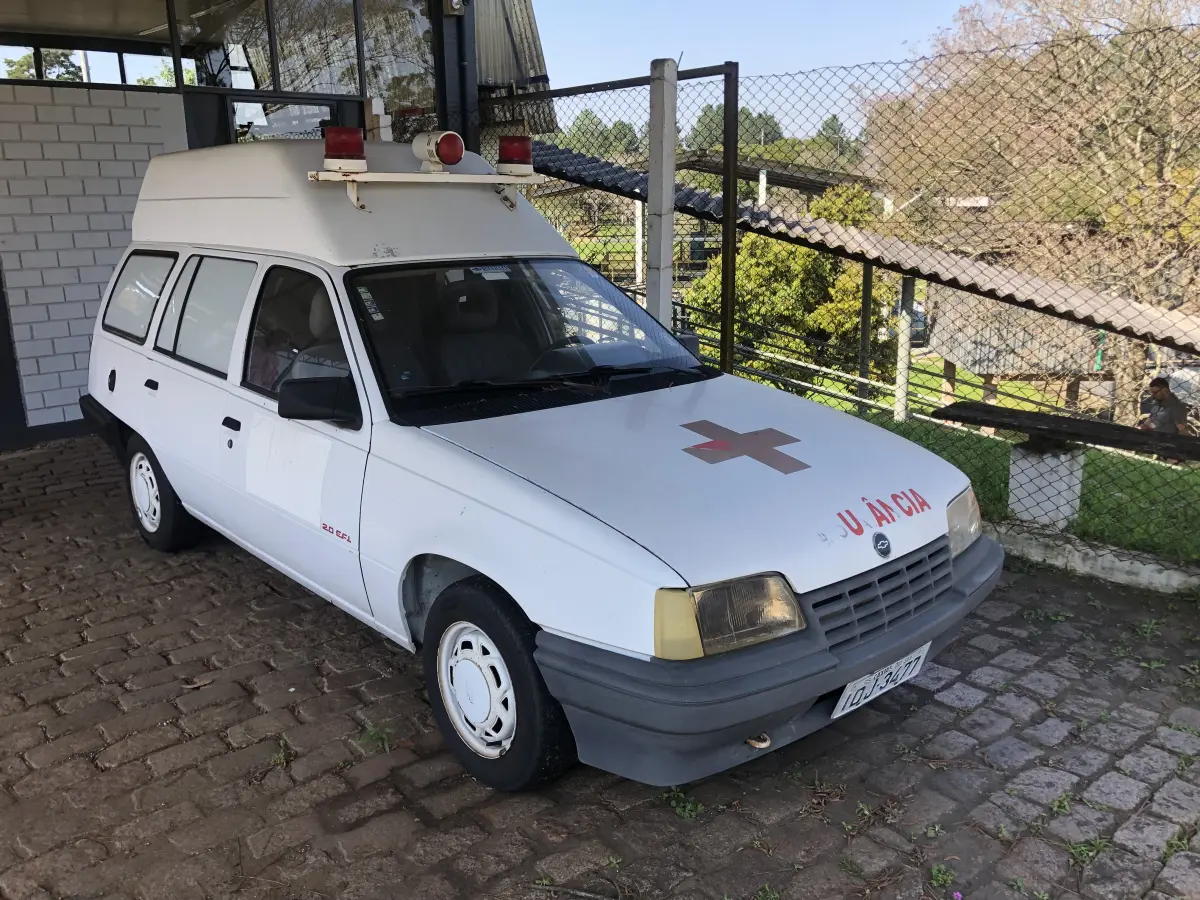 LOTE 001 - GM Kadett Ipanema ambulância 94/95