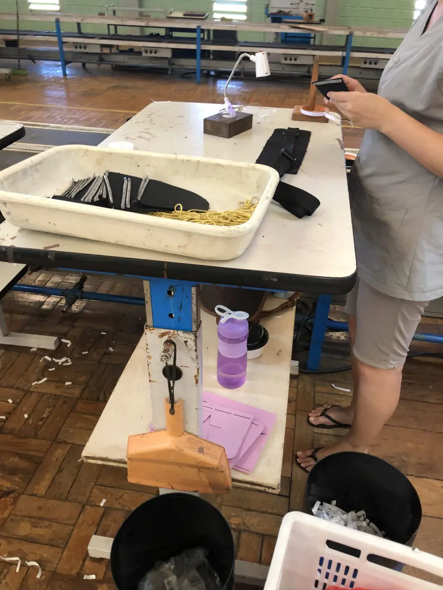 LOTE 241 - 4 mesas para máquinas