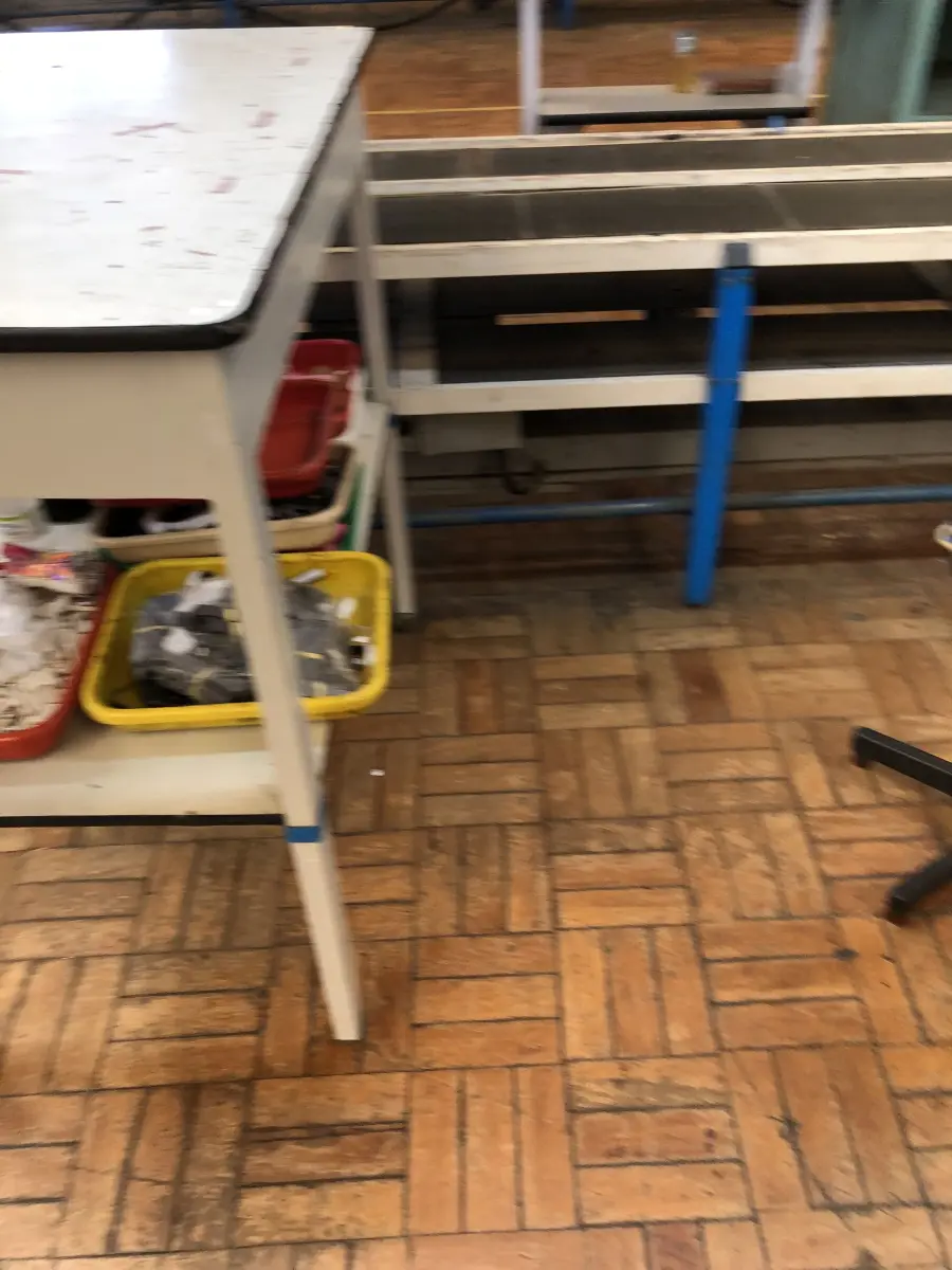 LOTE 241 - 4 mesas para máquinas