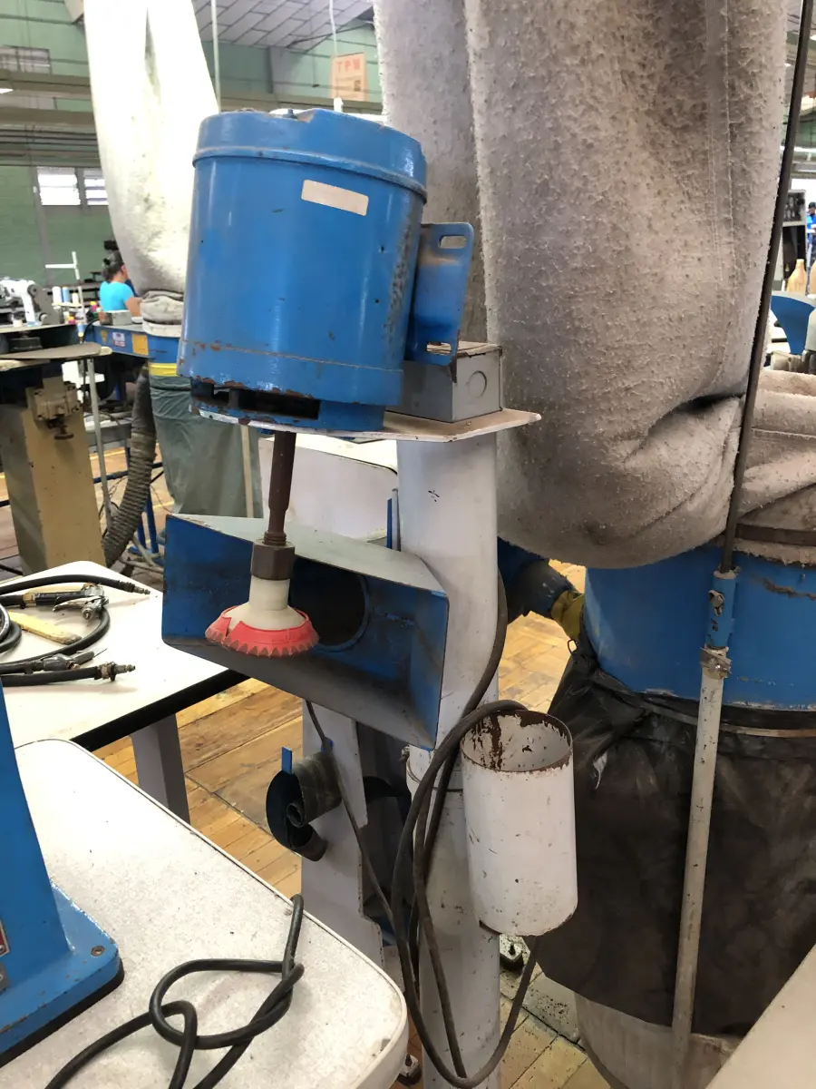 LOTE 322 - Lixadeira boneca