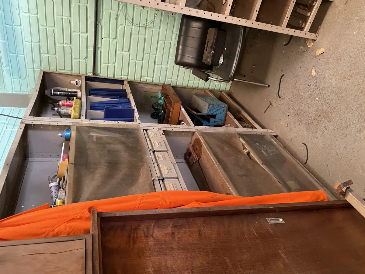 LOTE 463 - 2 prateleitas com peças e bancada 