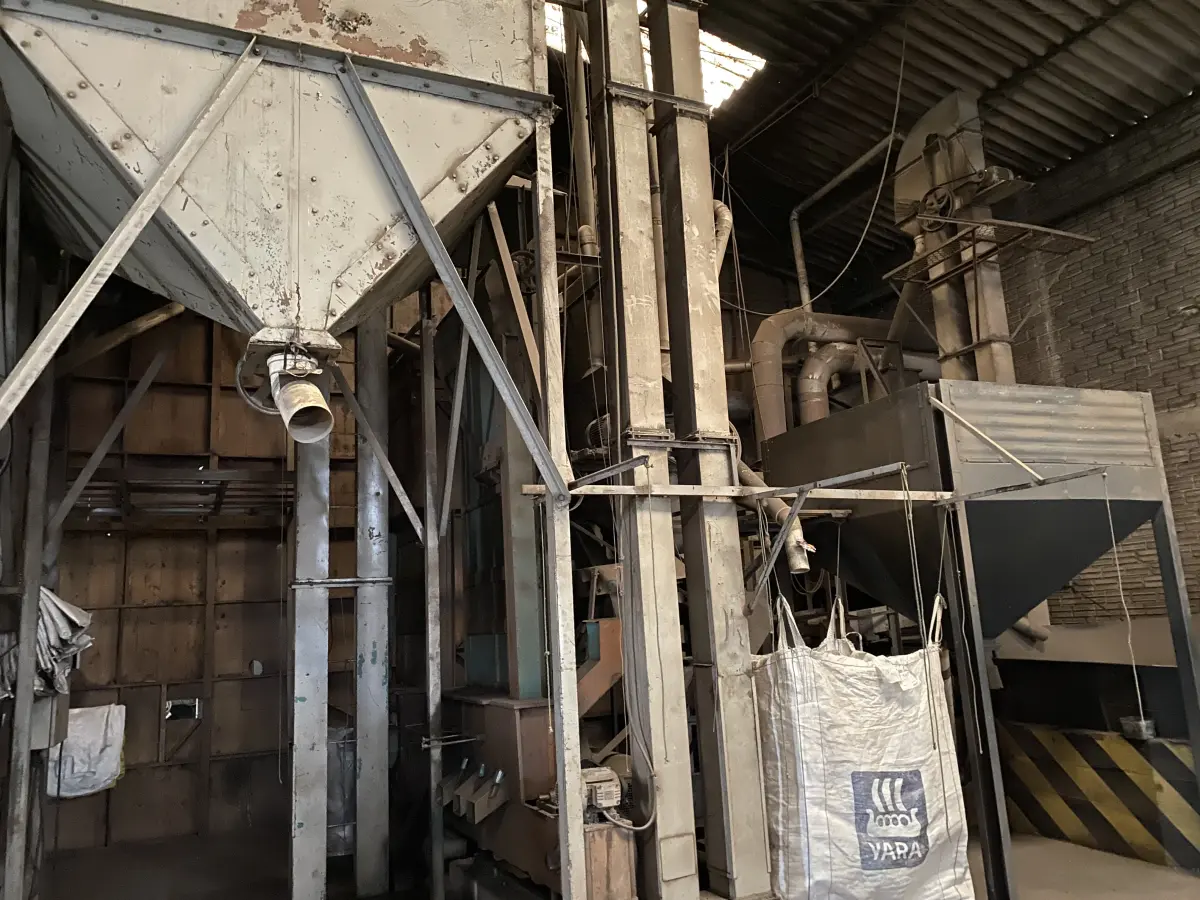 LOTE 040 - sistema de preparação de feijão com moega pequena tipo bacia, elevadores, desbastadoras, filtragem, secagem, com mesa vibratória e classificação de grãos