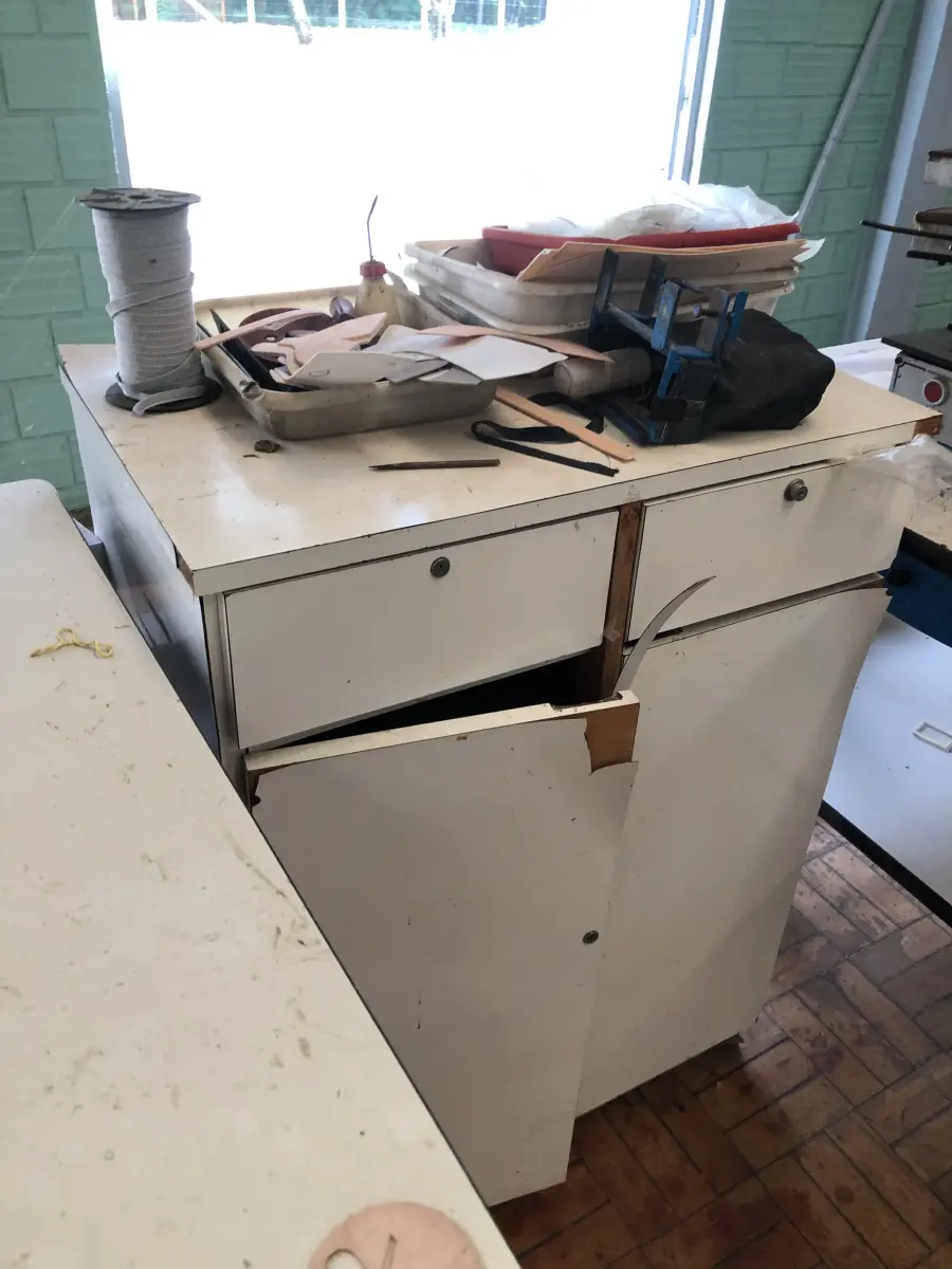 LOTE 416 - Armário e prateleira 