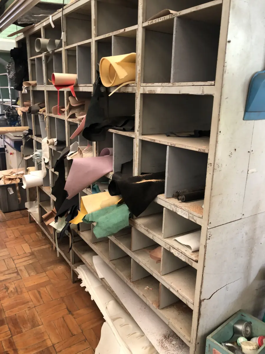 LOTE 416 - Armário e prateleira 