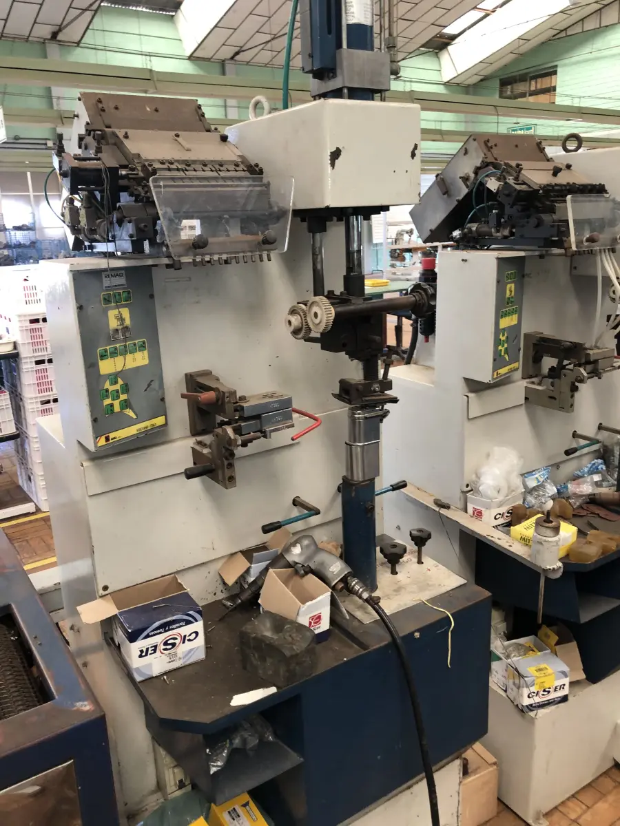 LOTE 274 - Máquina de pregar salto 