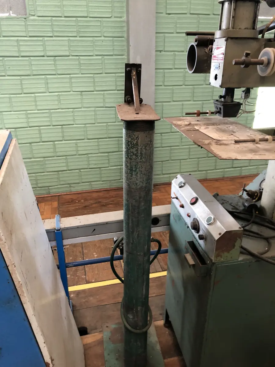 LOTE 406 - Cabide, mesa, torninho