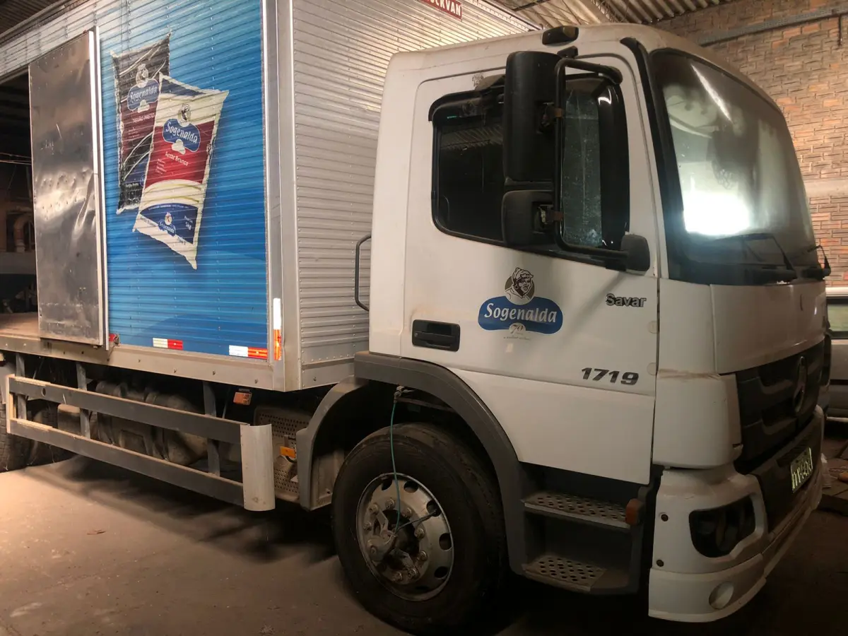 LOTE 047 - Caminhão Mercedes Atego 1719 ano 2012, pl ITY6474 cor branca com baú de metálico