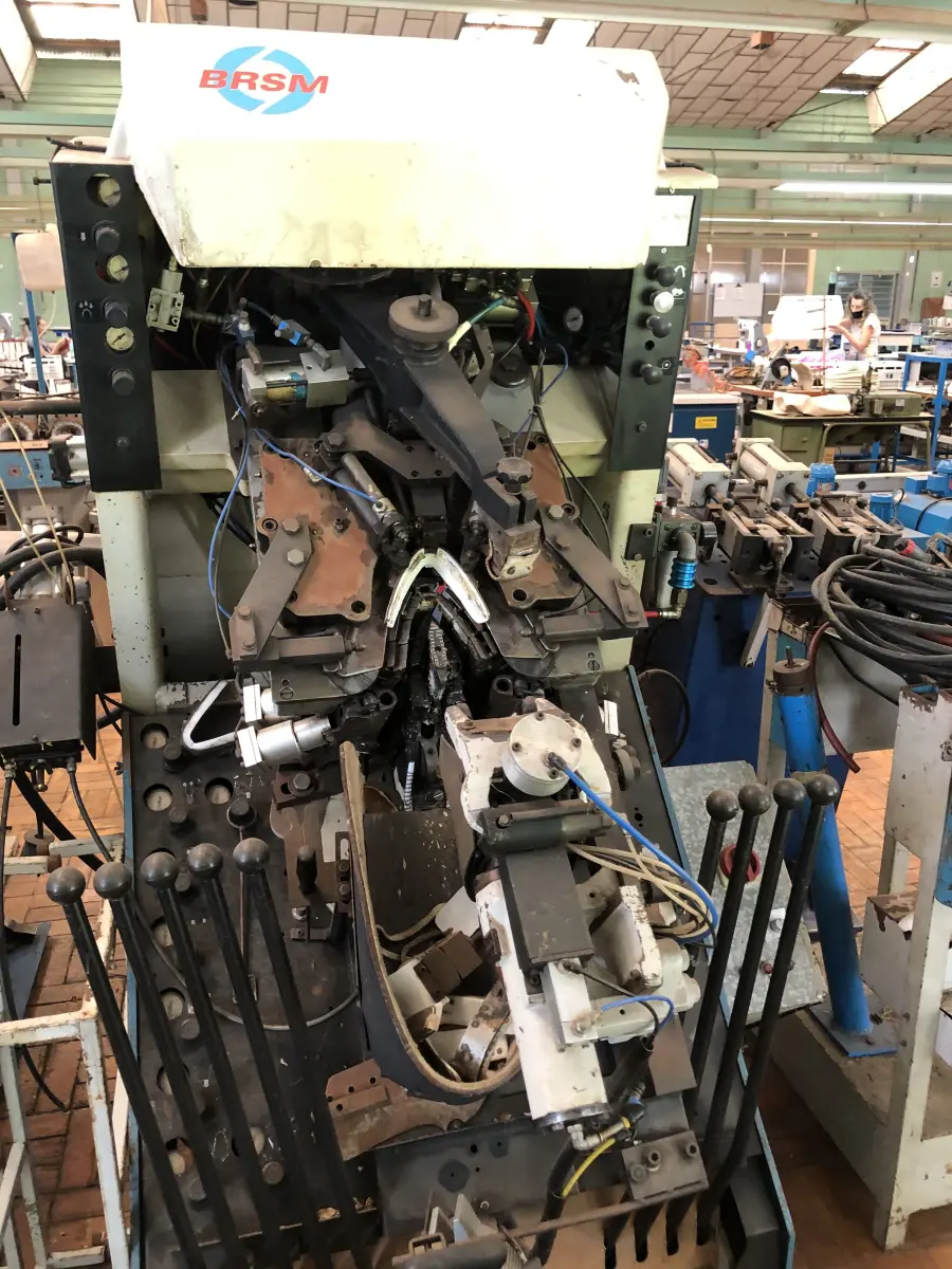 LOTE 412 - Máquina de montar bico