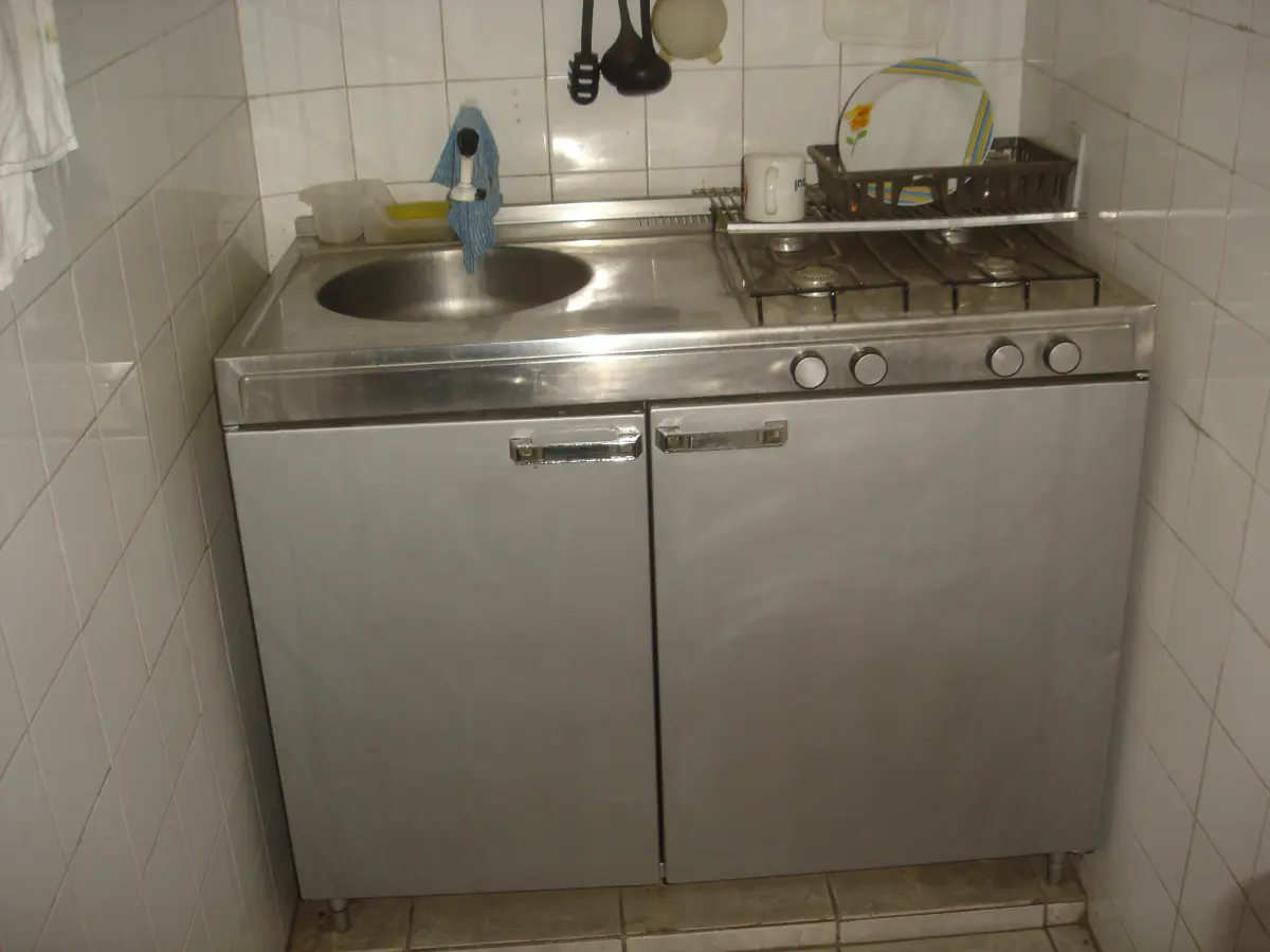 LOTE 024 - Fogão e armário