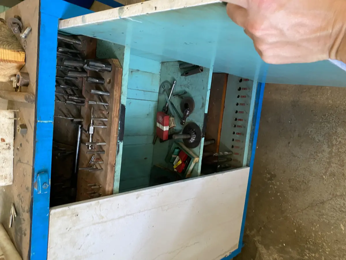 LOTE 468 - Furadeira de bancada e armario de com ferramentas