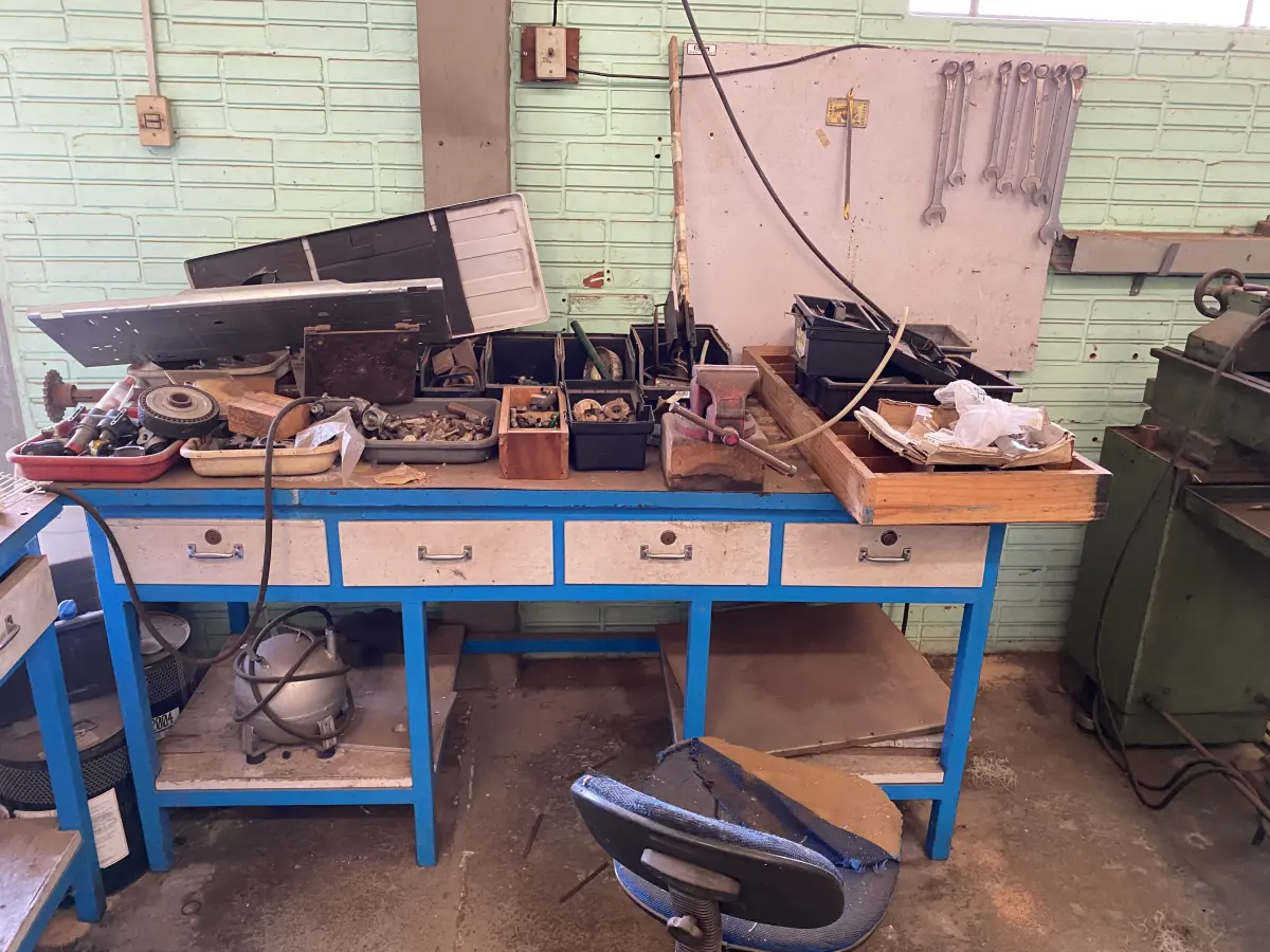 LOTE 466 - Bancada com morsa e bancada 