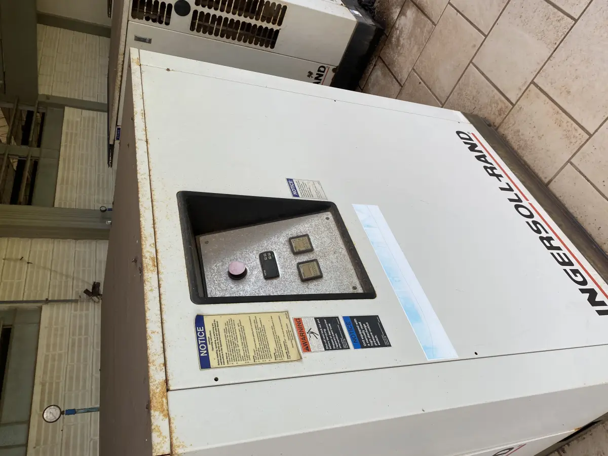 LOTE 429 - Compressor de ar parafuso Ingersoll Rand 