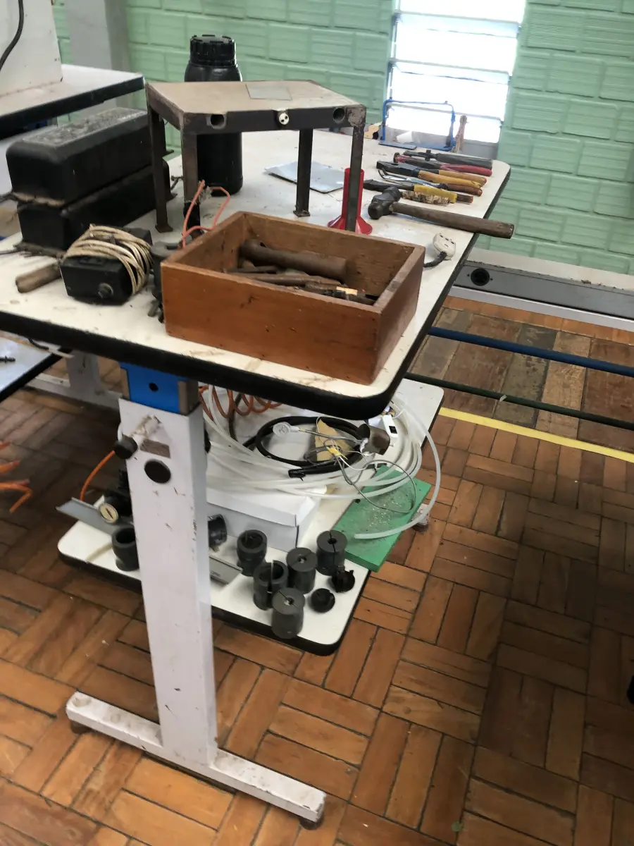 LOTE 393 - mesa para máquina