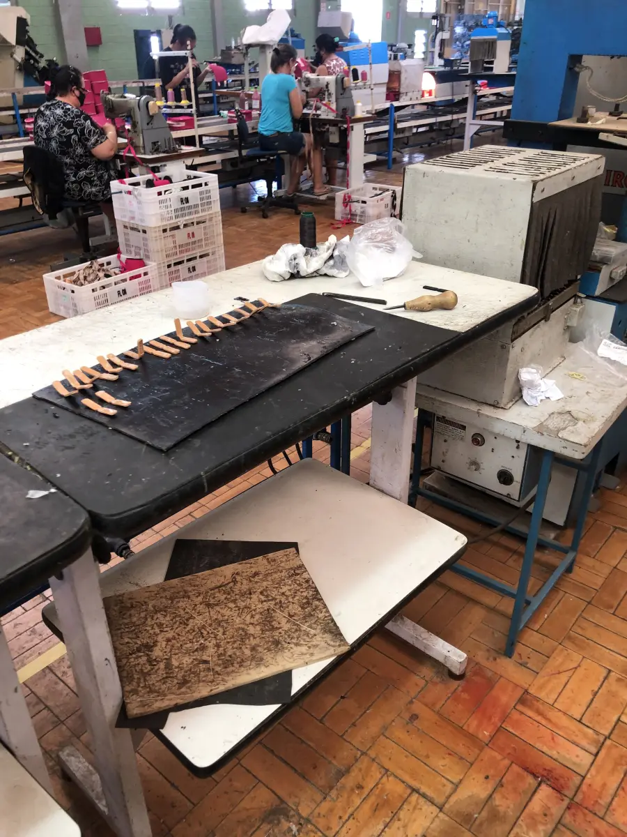 LOTE 261 - 4 mesas para máquinas