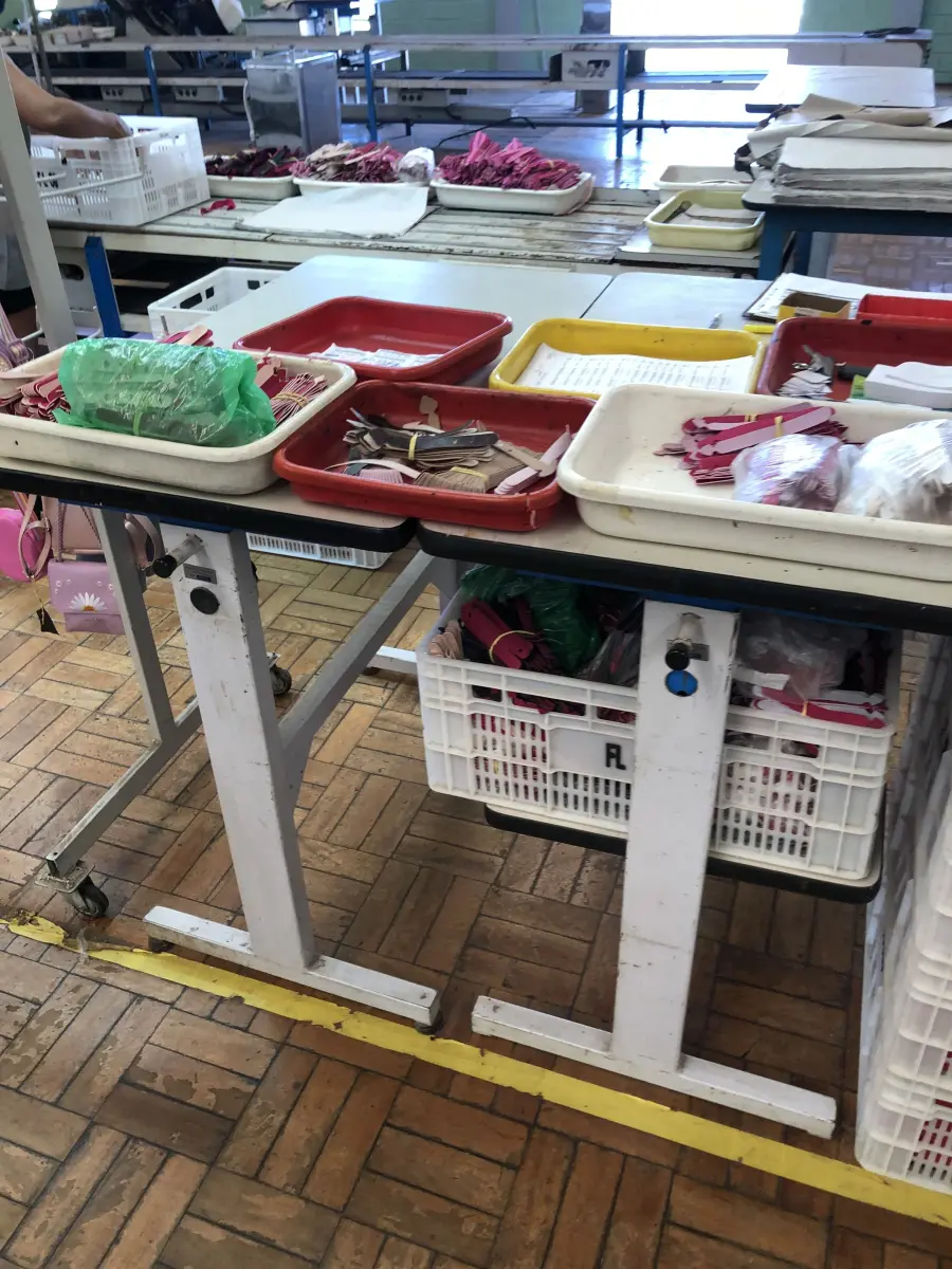 LOTE 234 - 3 mesas para máquinas 