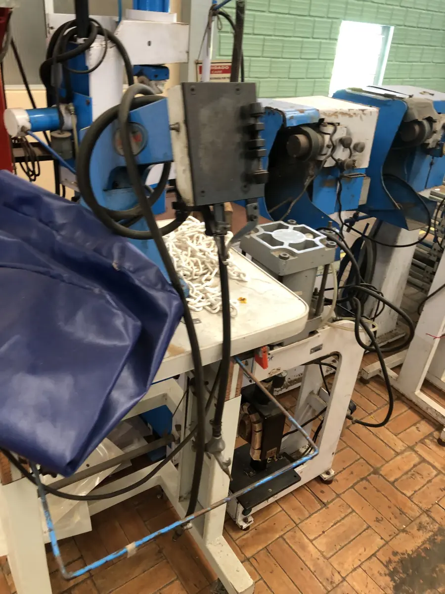 LOTE 389 - máquina de pingar cola