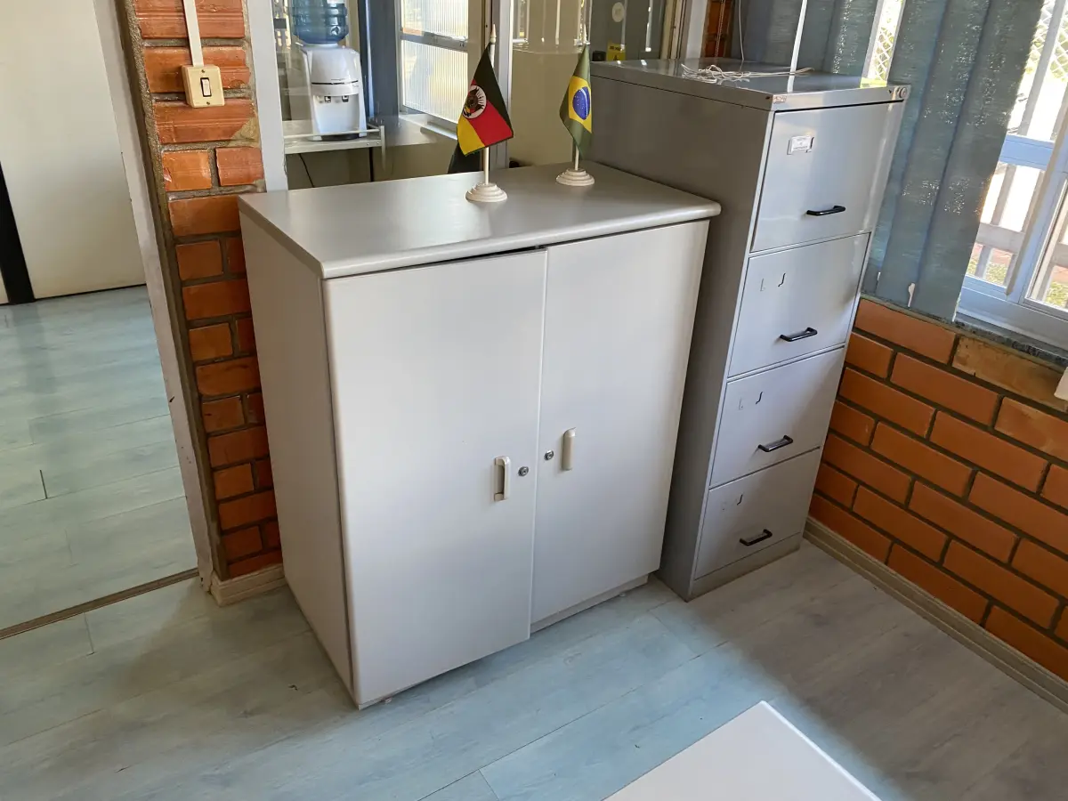 LOTE 492 - Mesa em L, cadeira, computador, armario, arquivo, 3 cadeiras pretas, 2 mesas e bebedor de bombona  