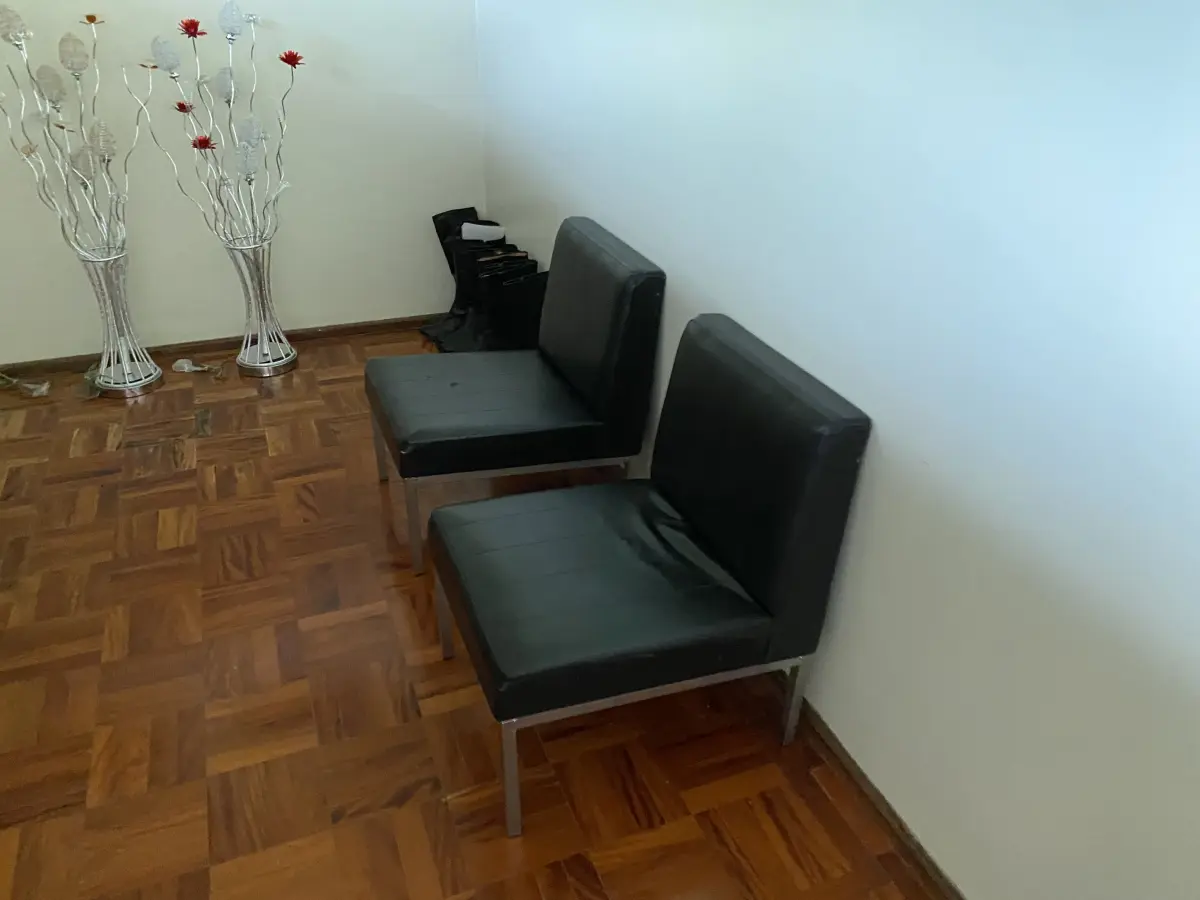 LOTE 520 - Lote de prateleiras de metal, 2 cadeiras 